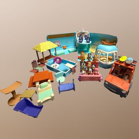 BLUEY Heeler Jeep - Cabana Pool - 3 in 1 Airplane Resort Figures Accessories - Picture 1 of 15